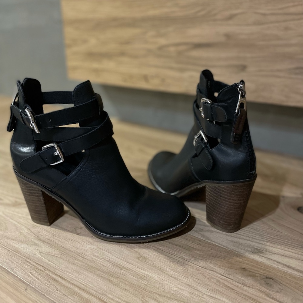 Rusdsak like new, loved them too much and bought larger size… too big for me.
